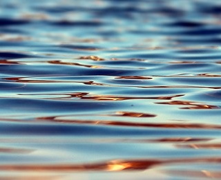 Wasseroberfläche mit leichten Wellen und Spiegelungen